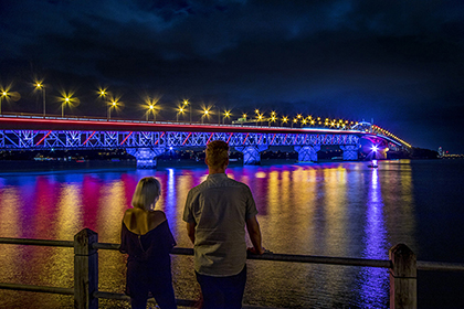 Vector lights up the Auckland harbour bridge with solar power image